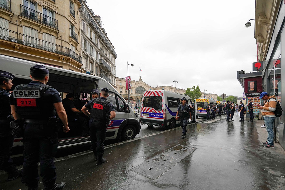 Pariz od sjaja do očaja: Migrante i beskućnike na silu potrpali u autobuse (VIDEO)