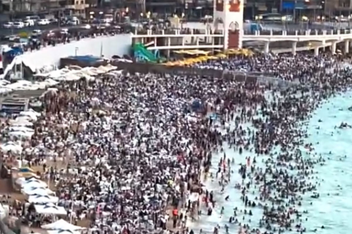 Gužve na plaži kakve niste nikada vidjeli: Čovjek na čovjeku (VIDEO)