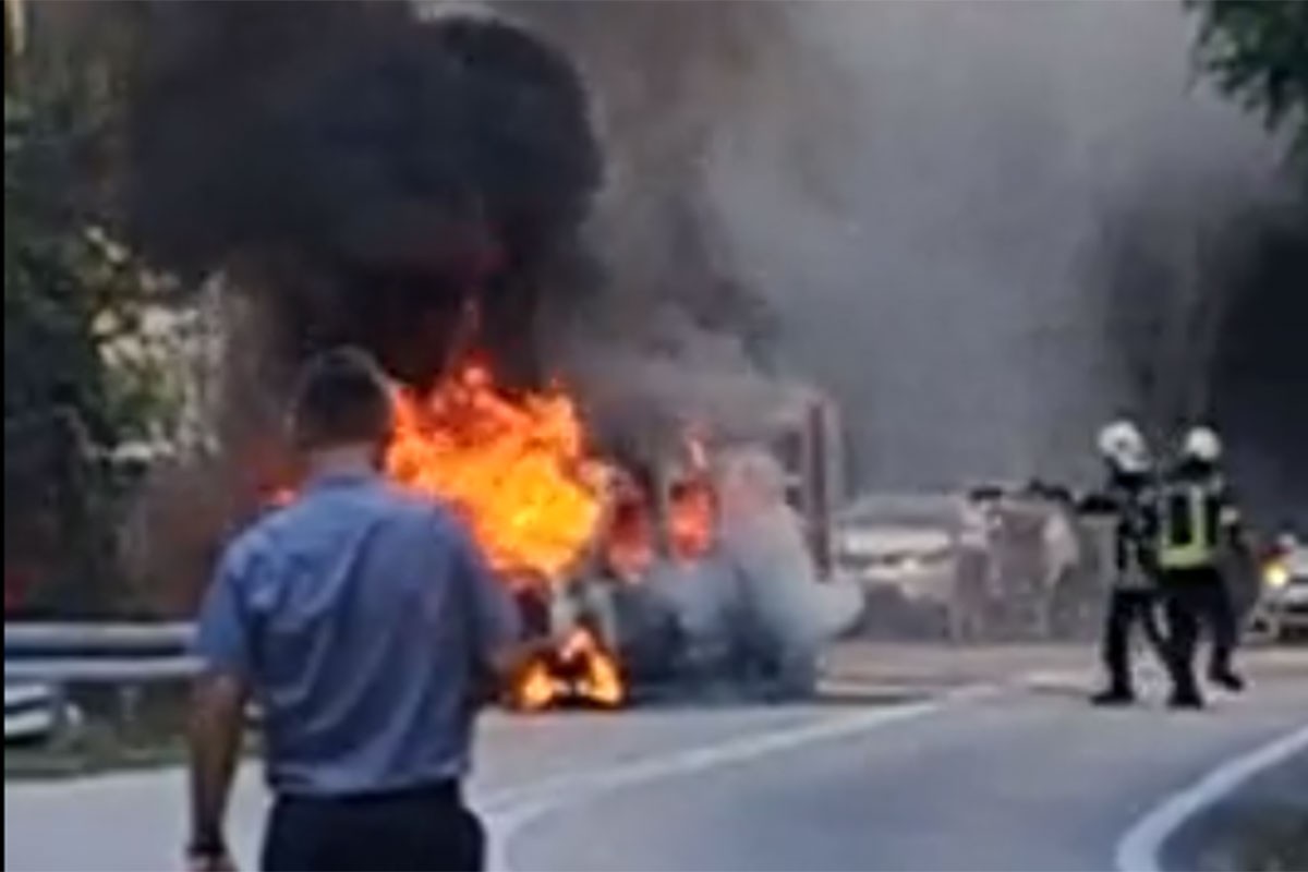 Kombi potpuno izgorio, obustavljen saobraćaj na magistrali