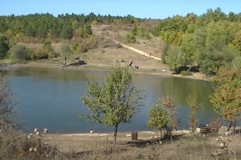 Izvor koji ne presušuje napaja vodom jezero neobičnog naziva