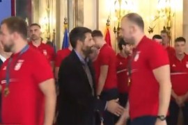 Mandić odbio da se rukuje sa Šapićem na prijemu za olimpijce (VIDEO)