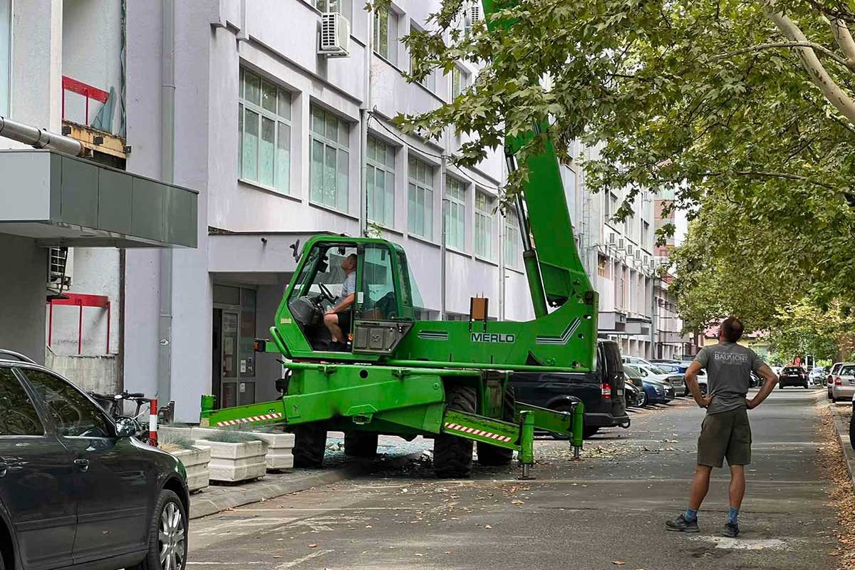 Sa zgrade u Banjaluci pršti staklo (VIDEO)