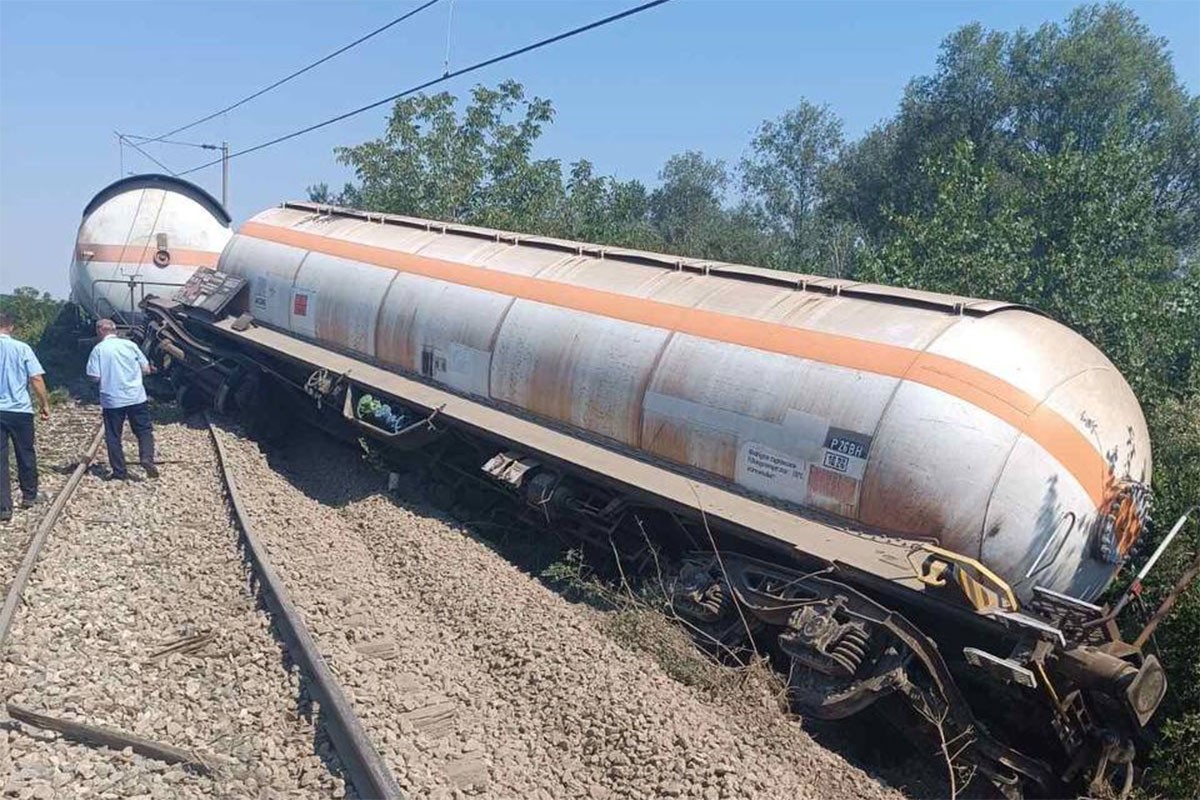 Iskliznuo vagon sa pruge: Ekipe ŽRS na terenu (FOTO)