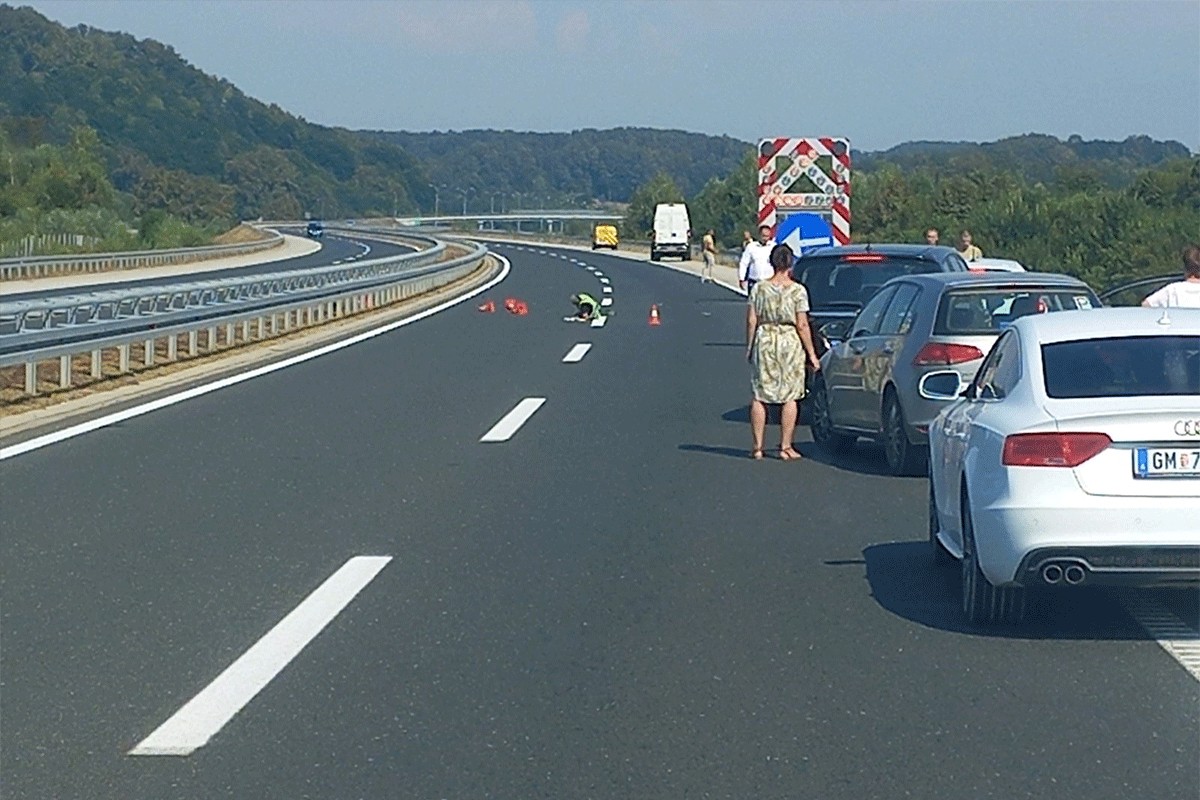 Obustavljen saobraćaj na auto-putu "9. januar": Vozilo udarilo radnika na održavanju ceste