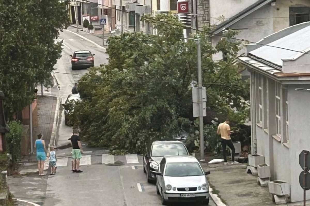 Olujno nevrijeme stiglo u BiH, poharalo Zvornik (FOTO)