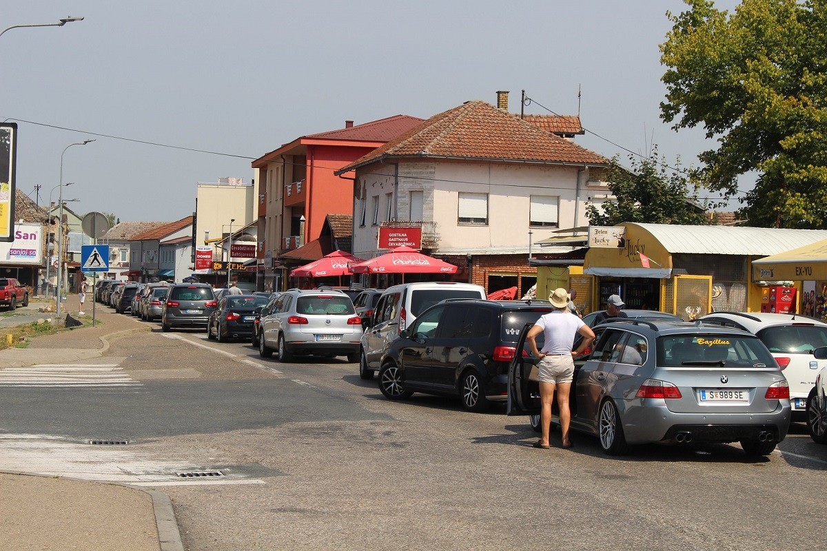 Velika gužva na granici u Gradišci, čeka se do dva sata (FOTO)