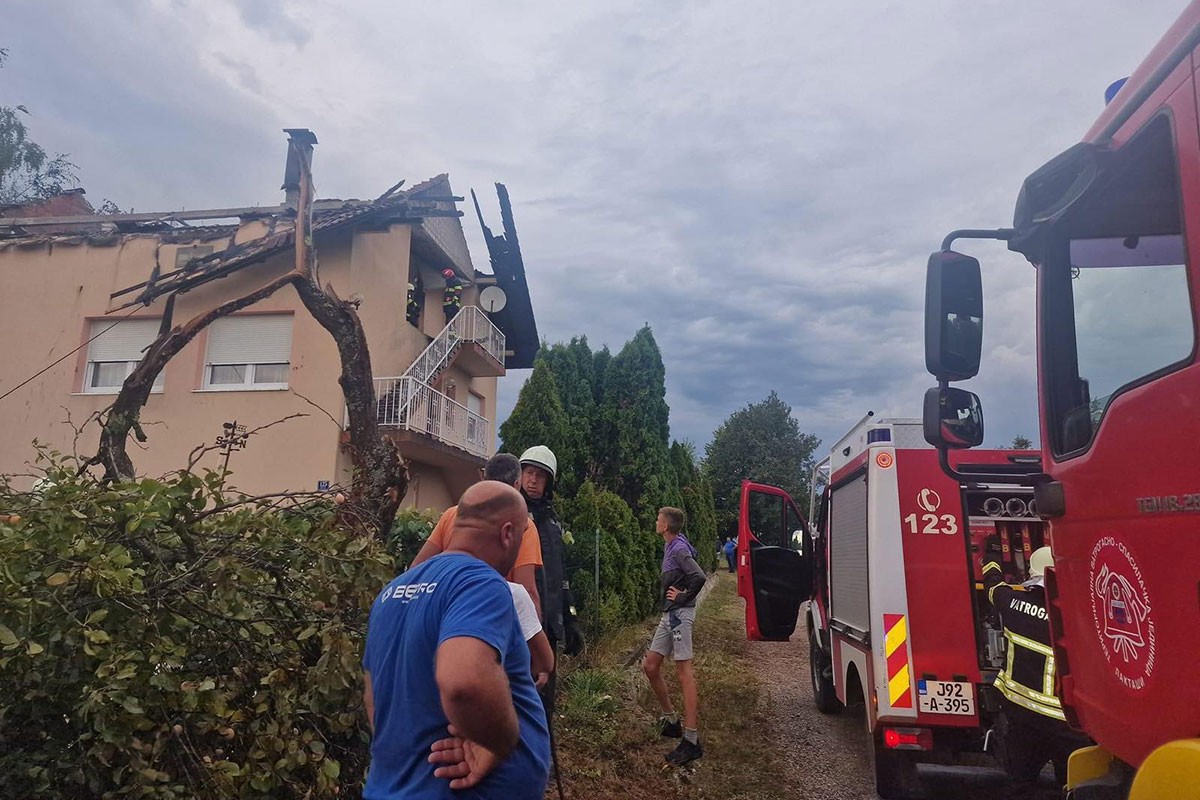 Stravičan udar groma u Čelincu: Izgorjelo potkrovlje kuće (FOTO)