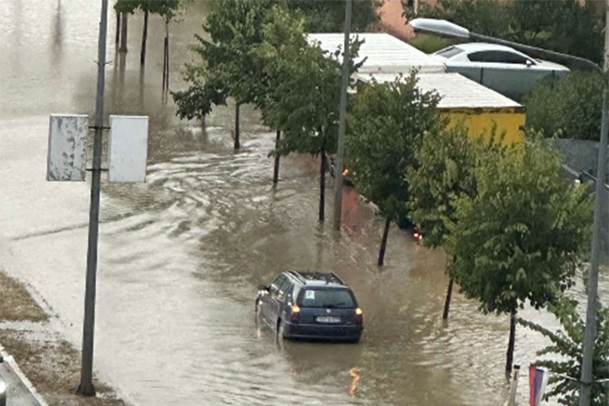 Kiša napravila haos u Banjaluci, ulice pod vodom, izbijeni šahtovi (FOTO/VIDEO)