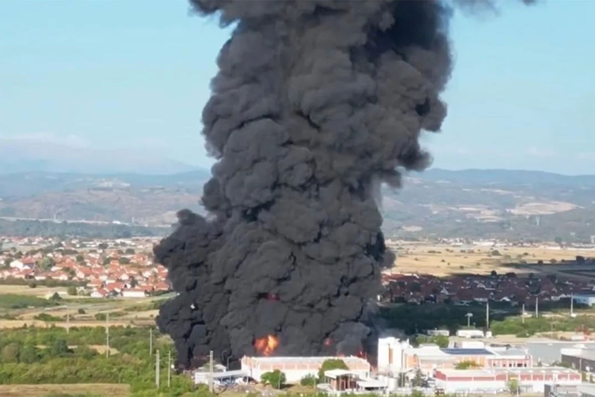 Veliki požar u leskovačkoj fabrici - trojica vatrogasaca primljena u Urgentni centar (VIDEO)