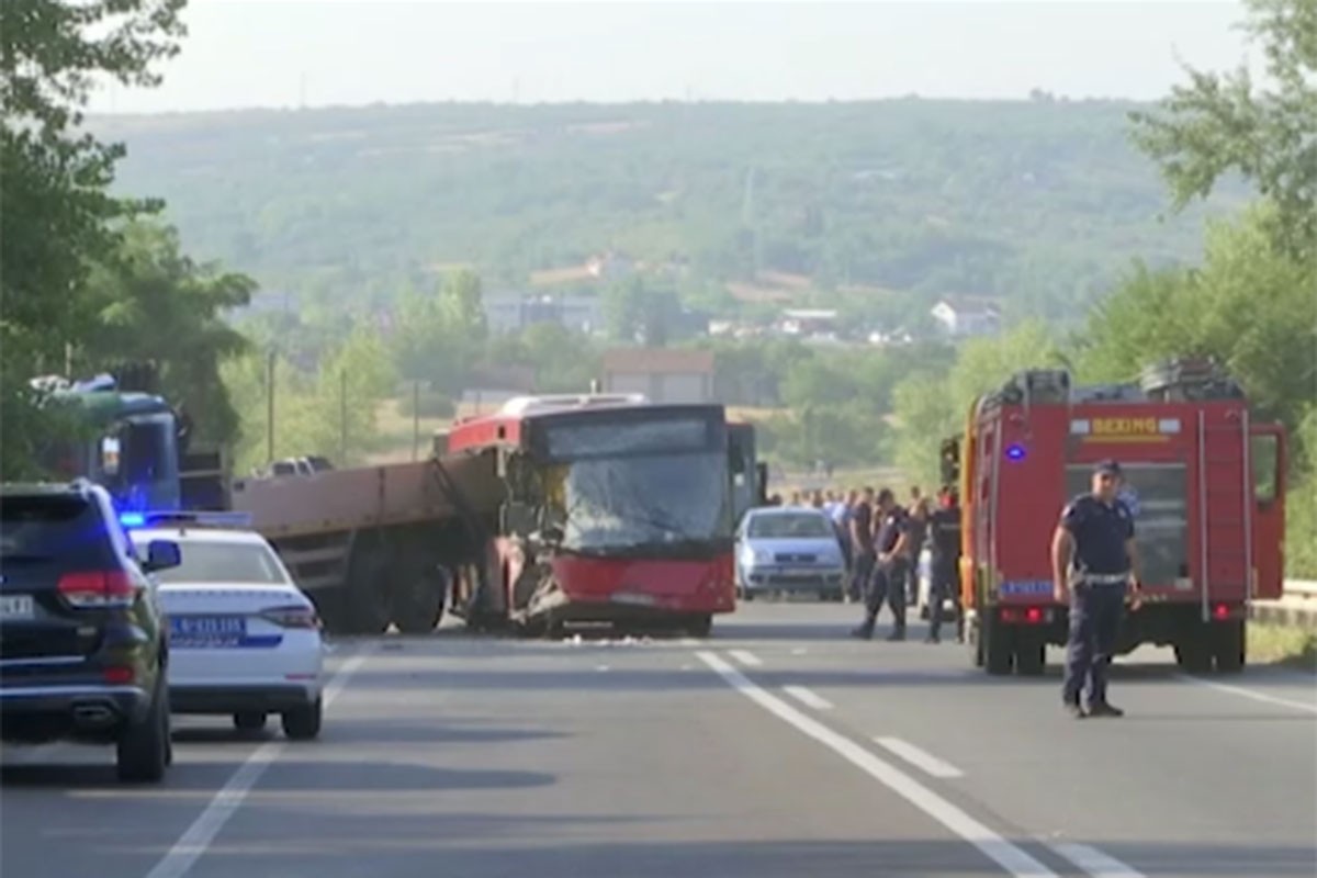 U sudaru autobusa i kamiona najmanje jedna osoba poginula, više od 20 povrijeđenih (VIDEO)