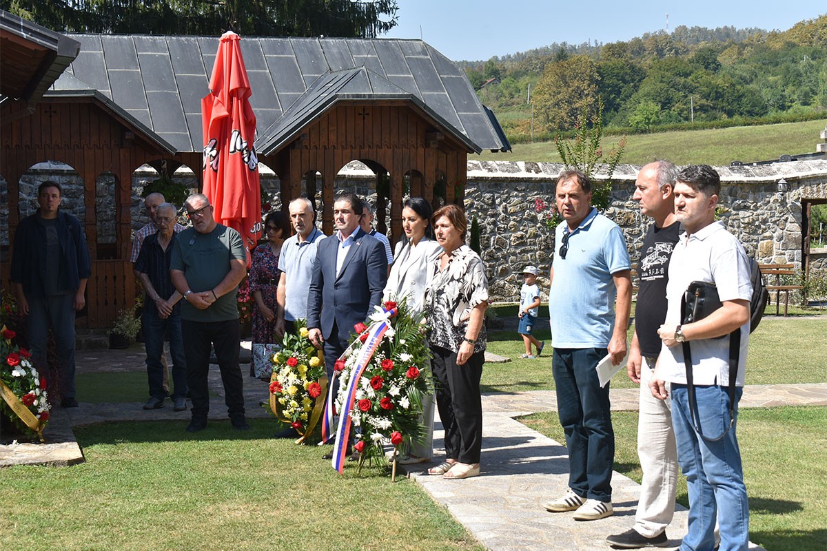 Položeno cvijeće na spomen-ploču ocu Gerasimu i održan književni čas