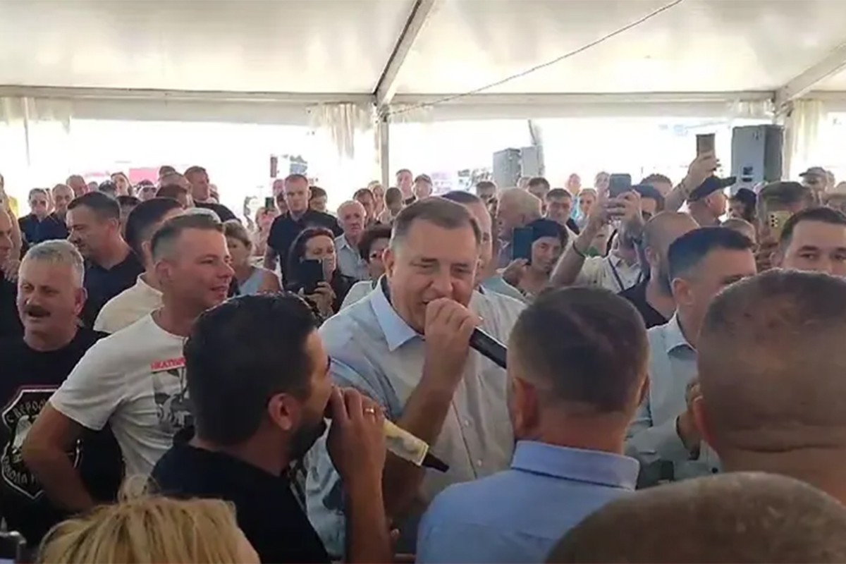 Dodik ponovo zapjevao na Kočićevom zboru (VIDEO)