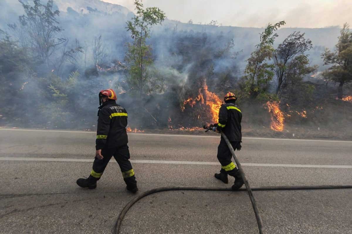 Širi se požar kod Splita: Mještani brane kuće (VIDEO)