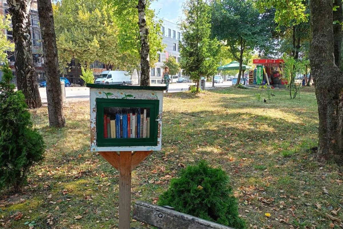 Postavljene male biblioteke na otvorenom