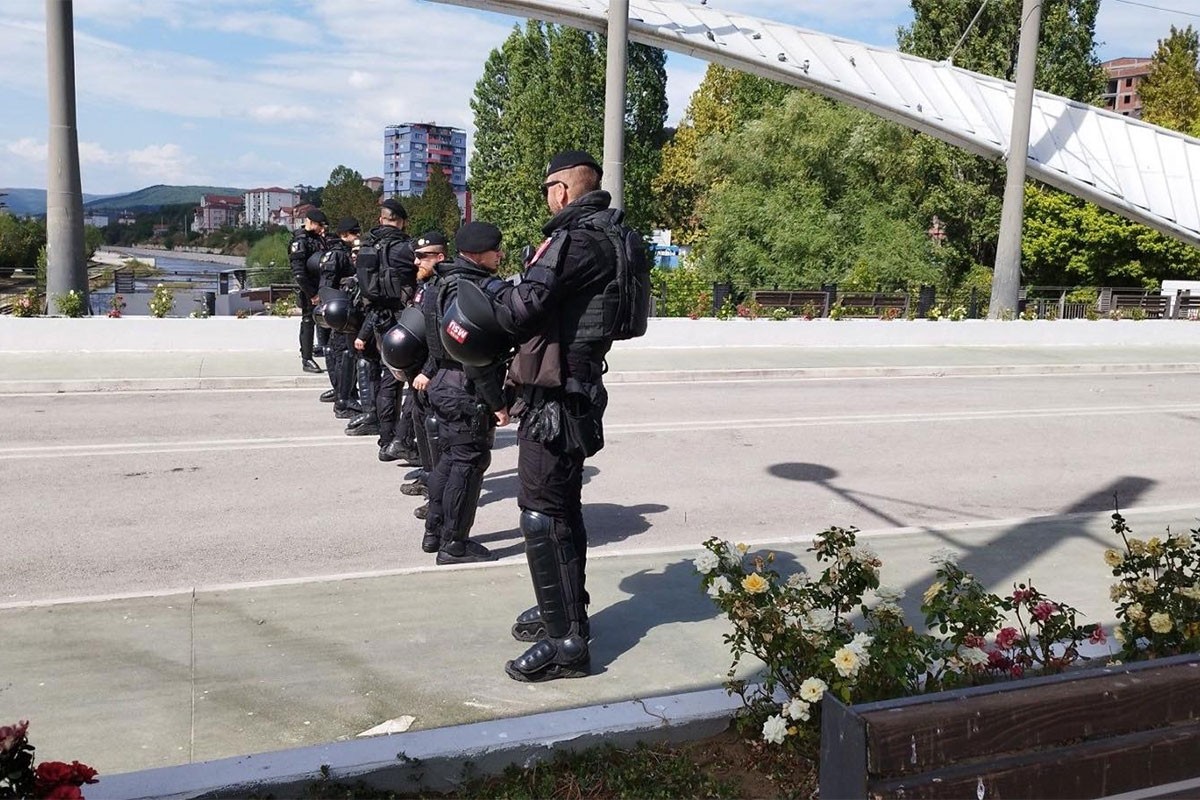 Zgrade srpskih institucija na sjeveru Kosova i dalje blokirane, Kfor pojačao prisustvo