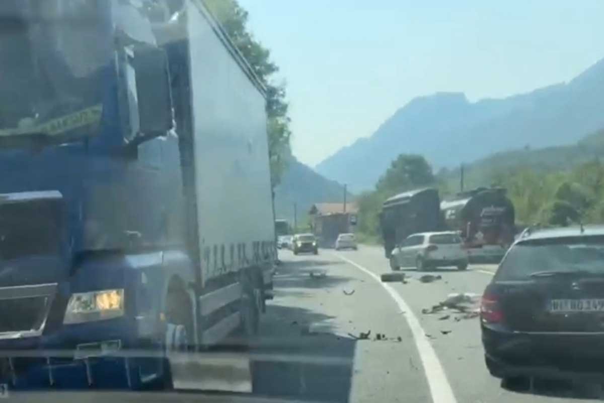 Težak udes na magistrali: Sudar kamiona, cisterne i automobila (VIDEO)