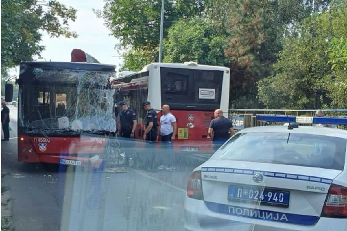 Udes u Beogradu: Gradski autobus smrskan