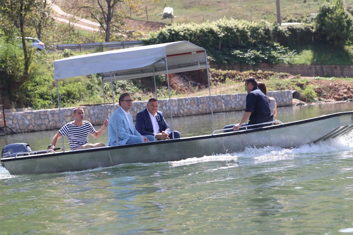 Dodik i Vučić provozali se čamcem zvorničkim jezerom (FOTO)