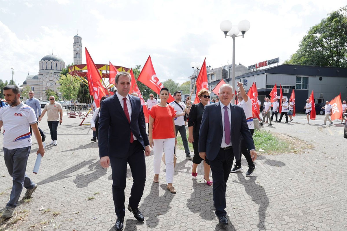 Selak započeo kampanju u Tesliću: Zalijepljen prvi plakat