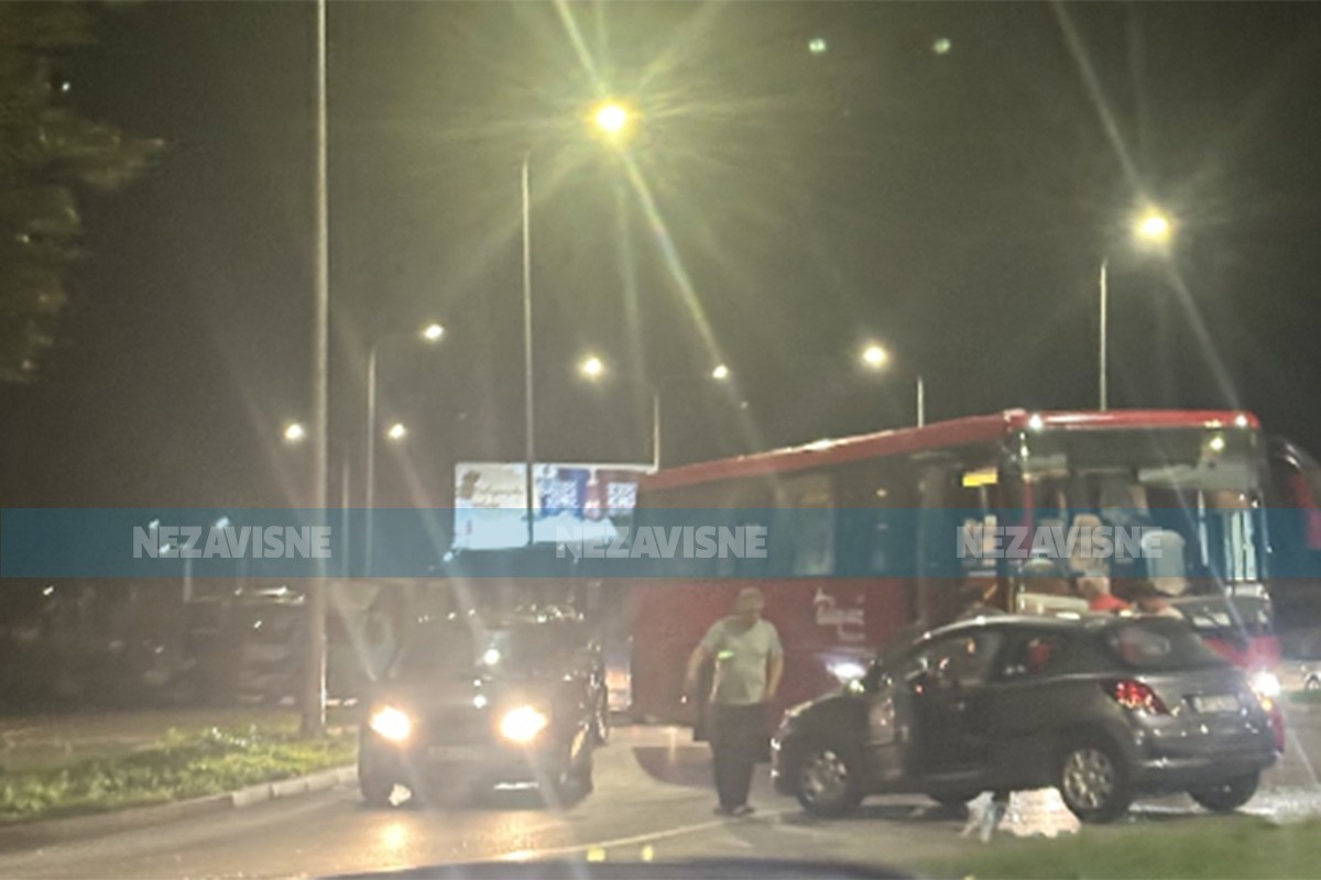 Udes u Banjaluci: U suprotnom smjeru ušao u kružni tok i udario u autobus (FOTO)