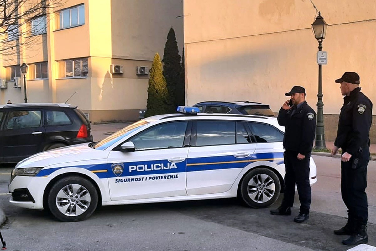 Vrijeđao policajce, pokušao ih pregaziti i bježao po gradu