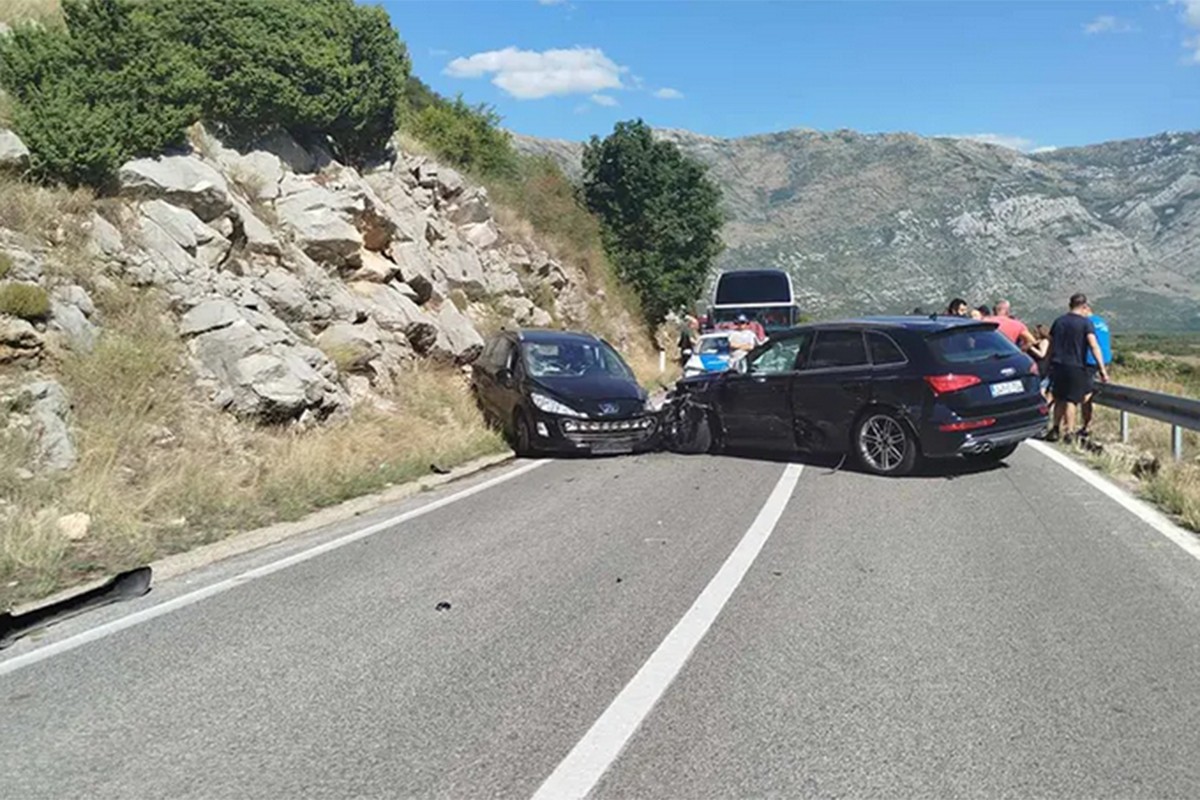 Težak sudar više vozila, ima povrijeđenih: Saobraćaj obustavljen