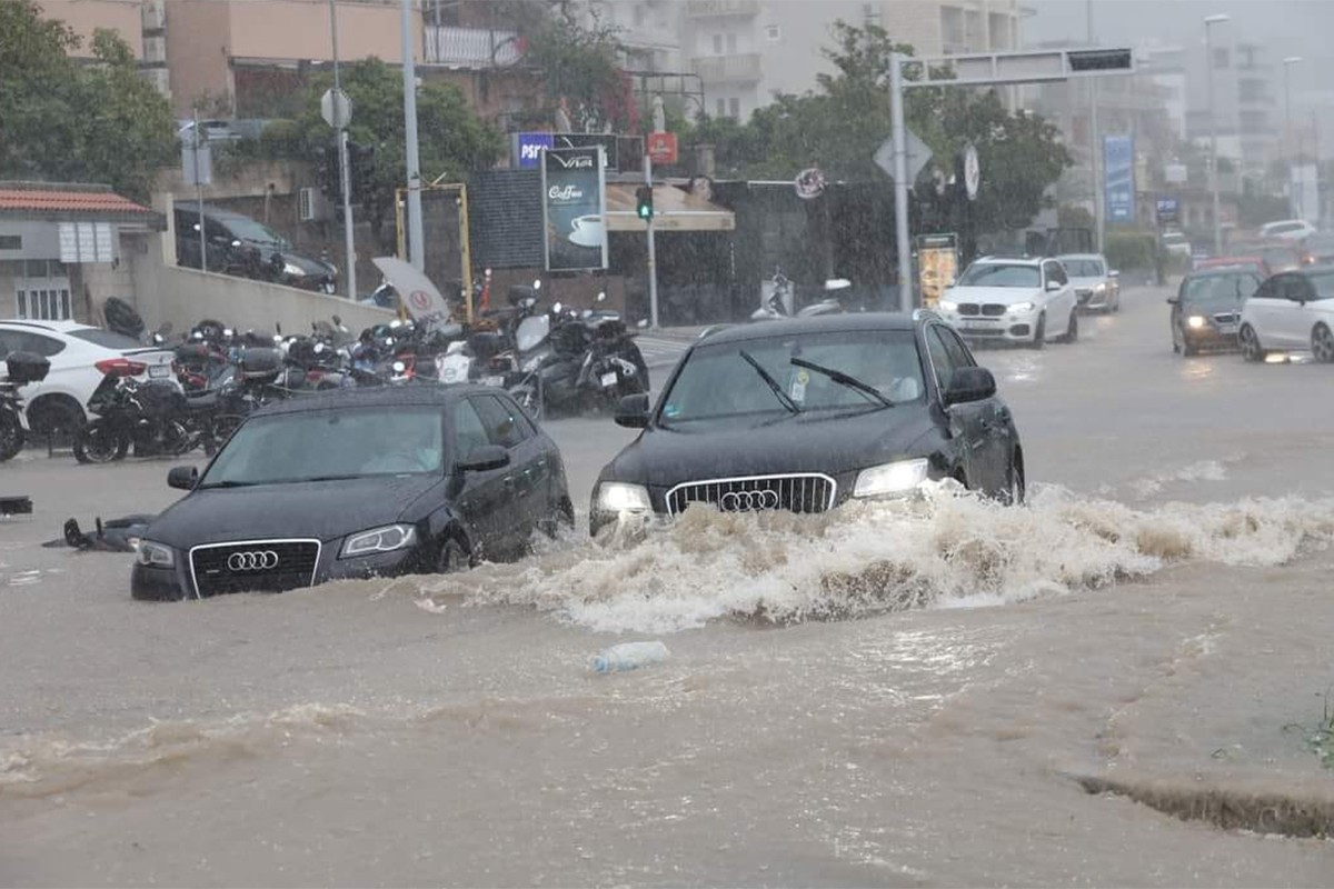 Јako nevrijeme u Makarskoj, ulice pod vodom (FOTO)