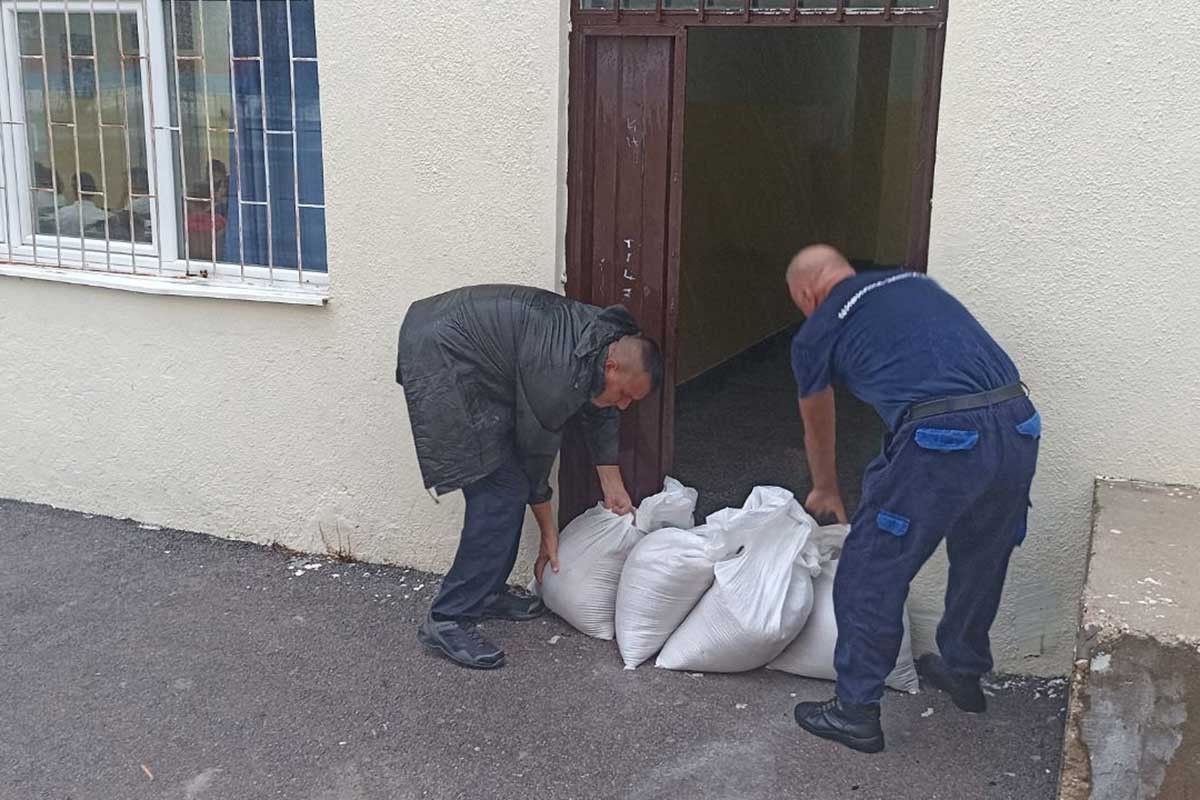 Voda ušla u nekoliko podruma, odvijanje saobraćaja otežano (FOTO)