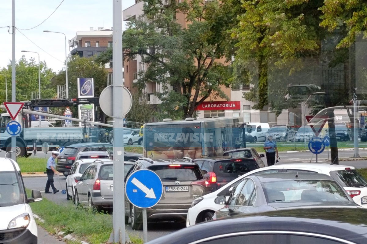 Sudar gradskog autobusa i automobila u Banjaluci