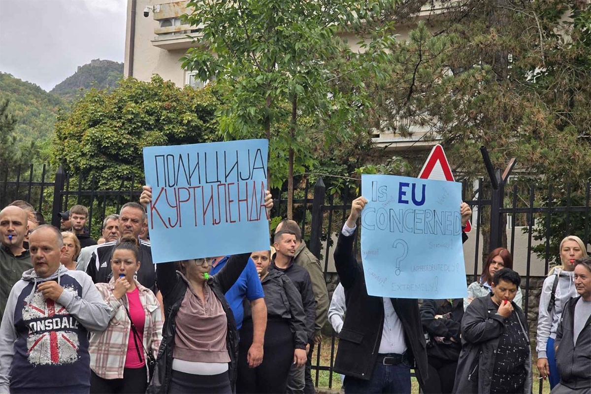 Protest porodica uhapšenih srpskih mladića: "Pustite nam decu!"