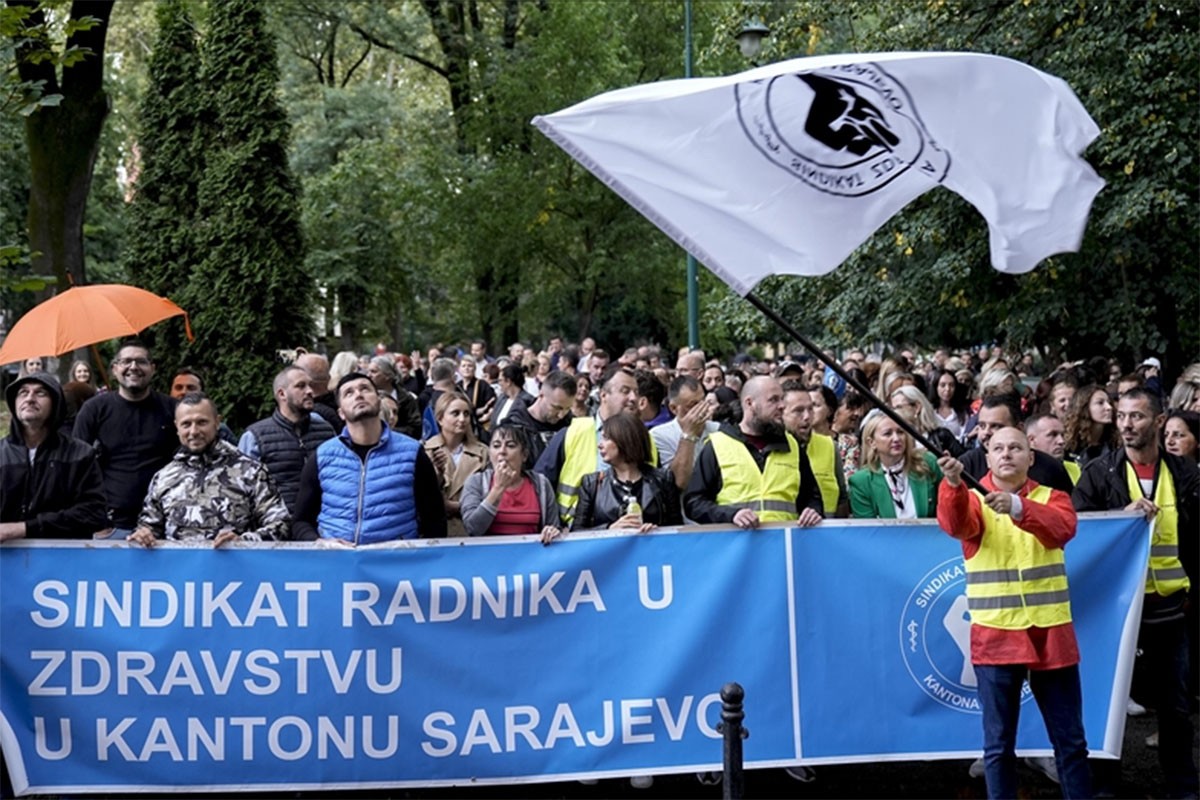 Zdravstveni radnici prenoćili pred zgradom Vlade, najavili blokadu puteva