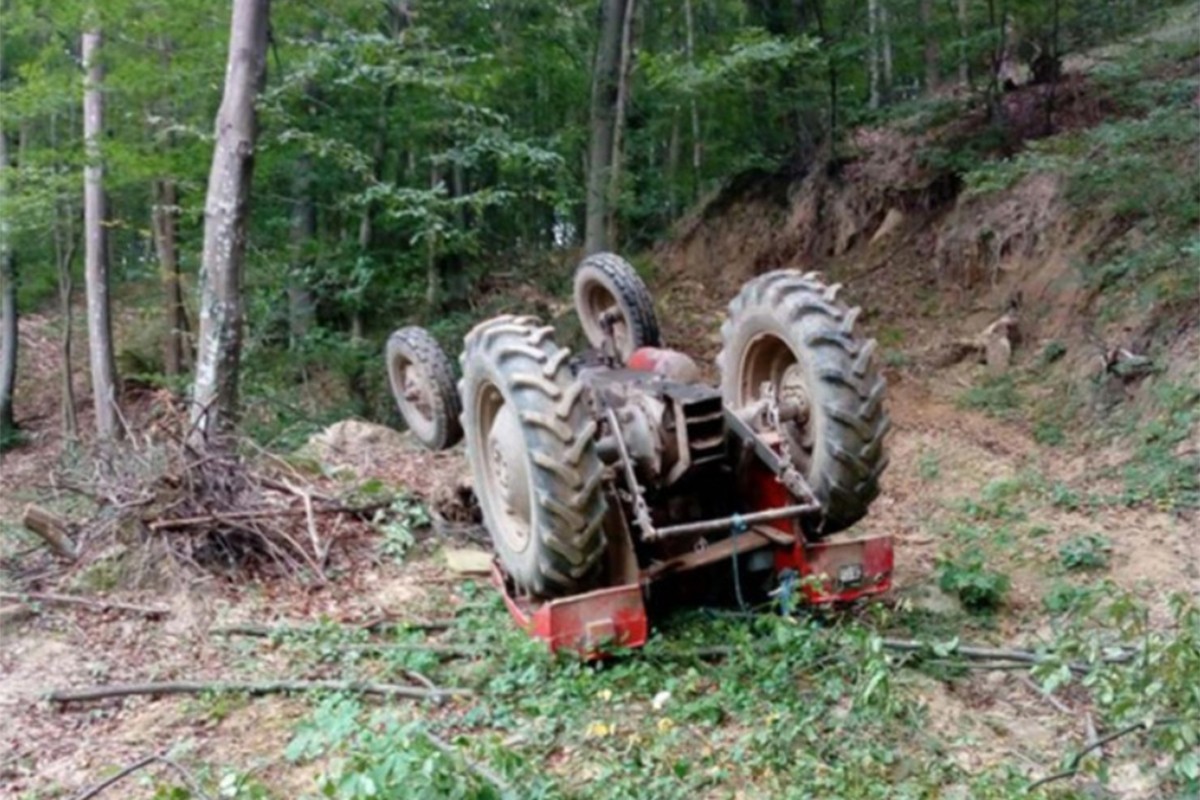 Traktor se prevrnuo, poginuo vozač