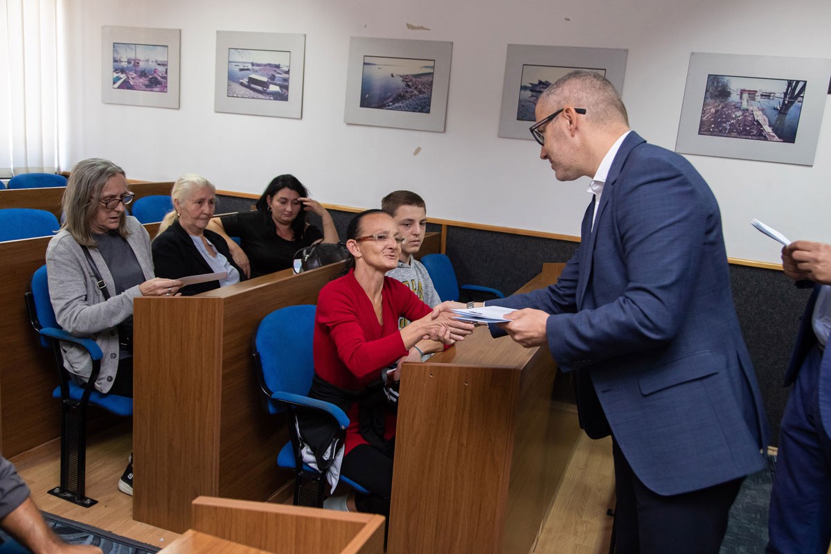 Učenici iz romskih porodica dobili novac za školski pribor