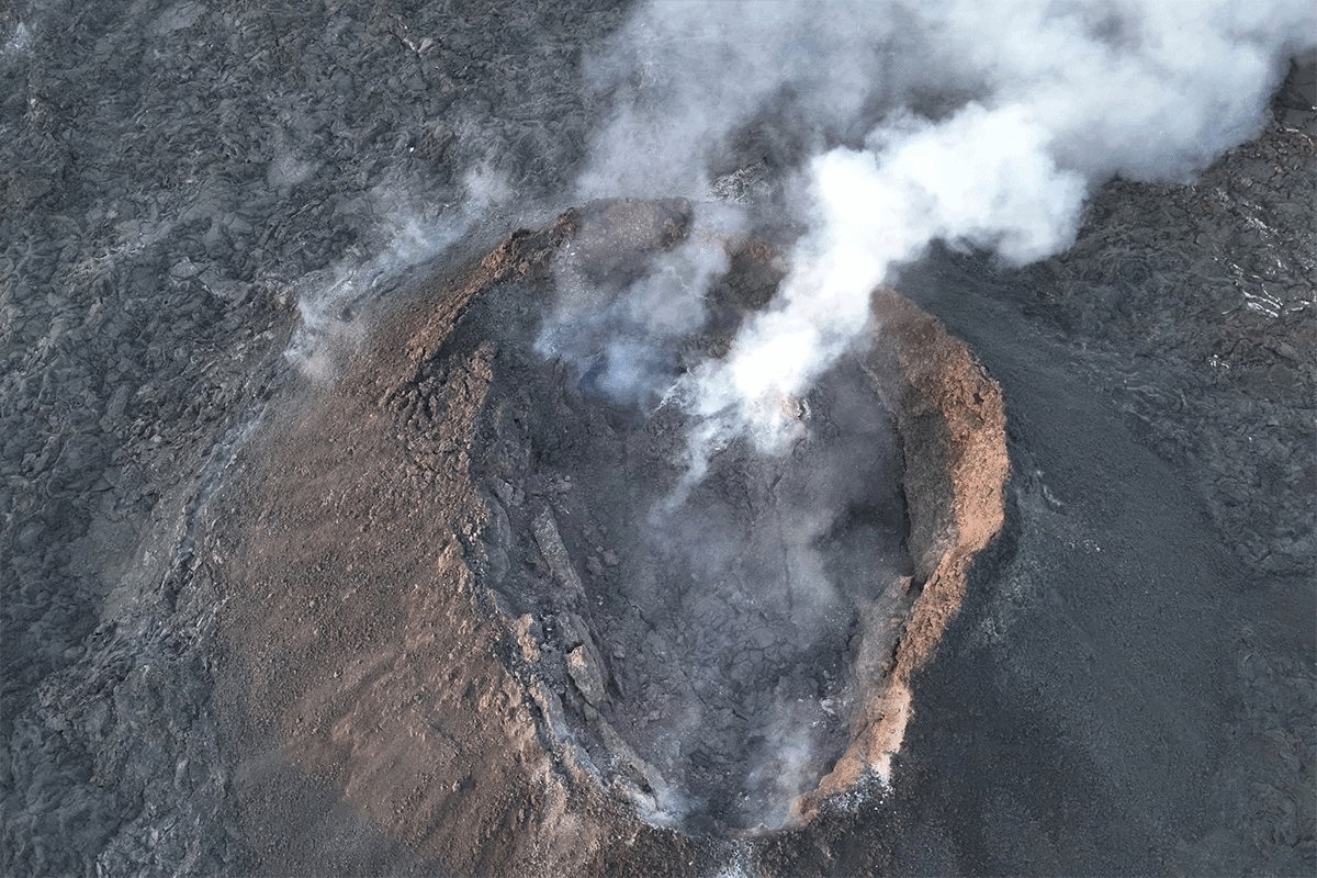 Eruptirao vulkan Ebeko, stub pepela visok 2,5 kilometara