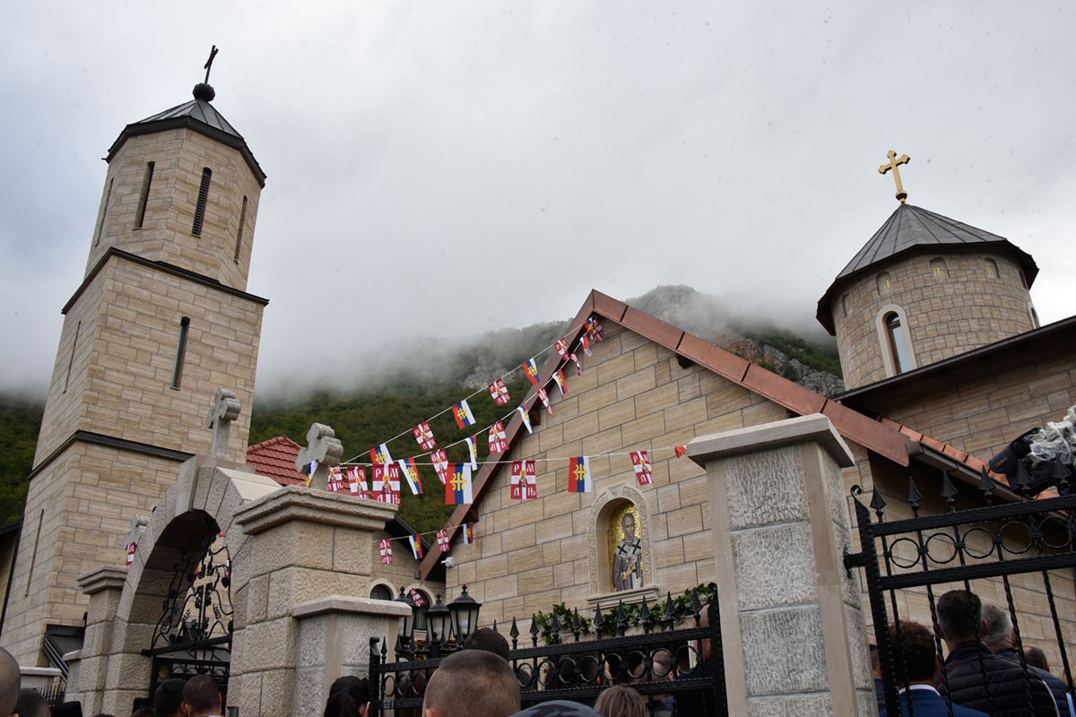 Počela svečanost osveštanja hrama u manastiru Rmanj