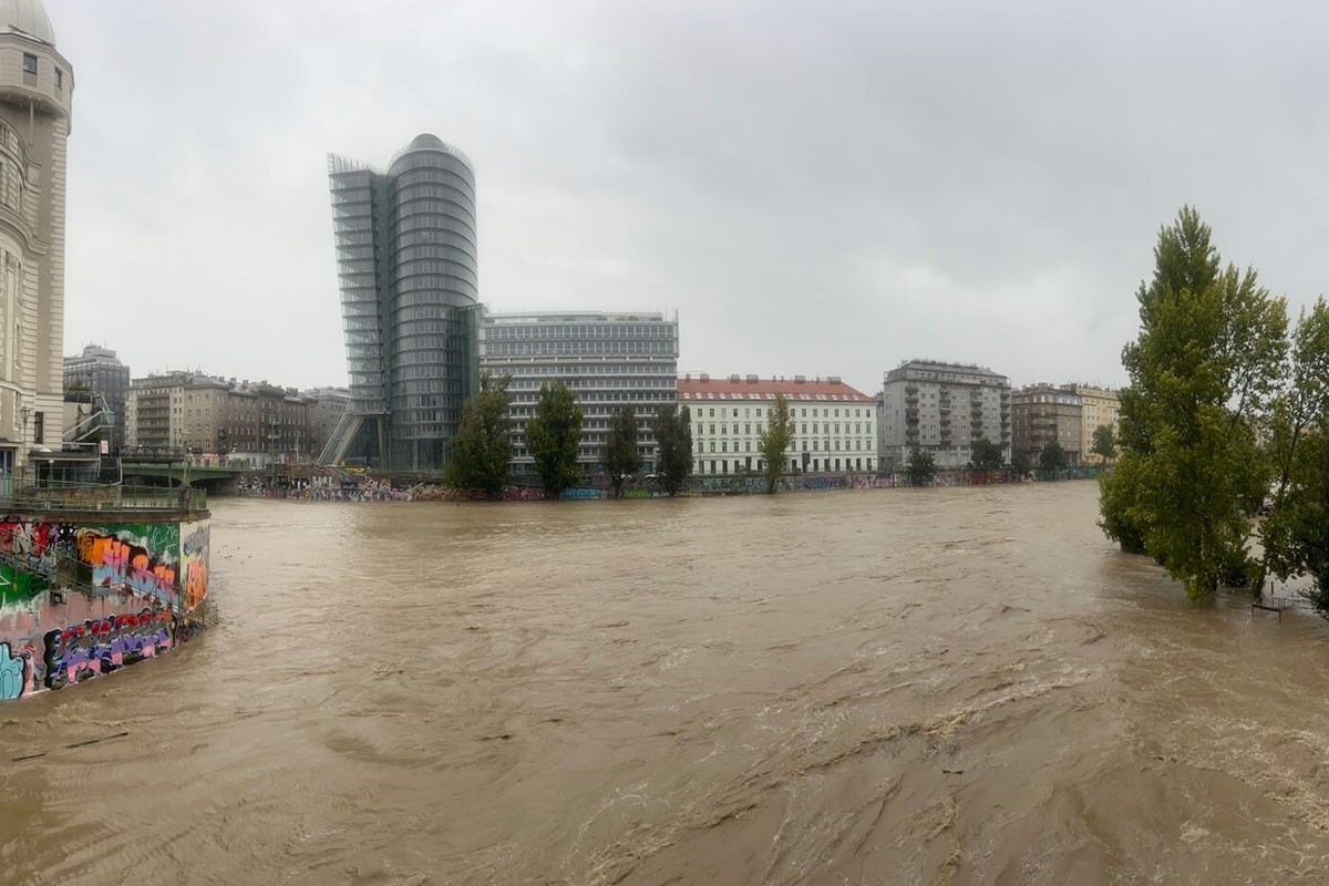 Poplave u Austriji: Beč pod vodom, spasioci evakuišu građane