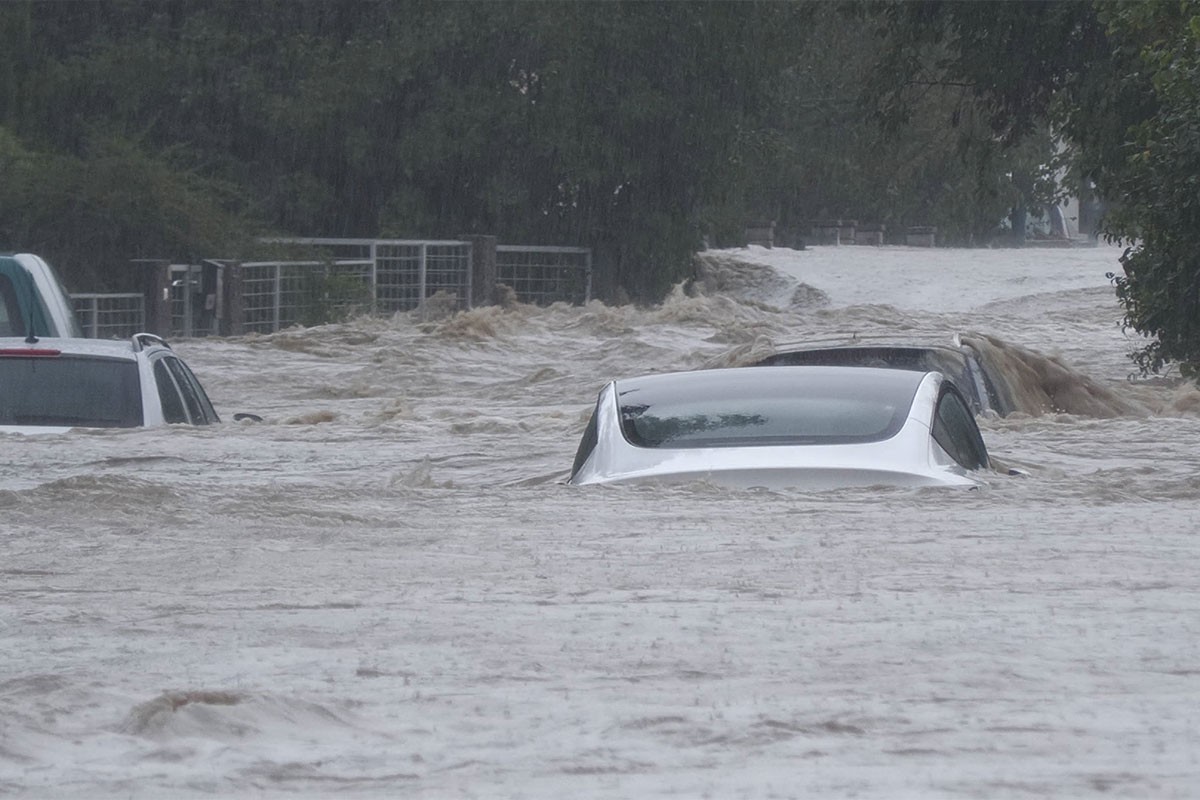 Dramatično na putevima u Beču, automobili pod vodom (VIDEO)