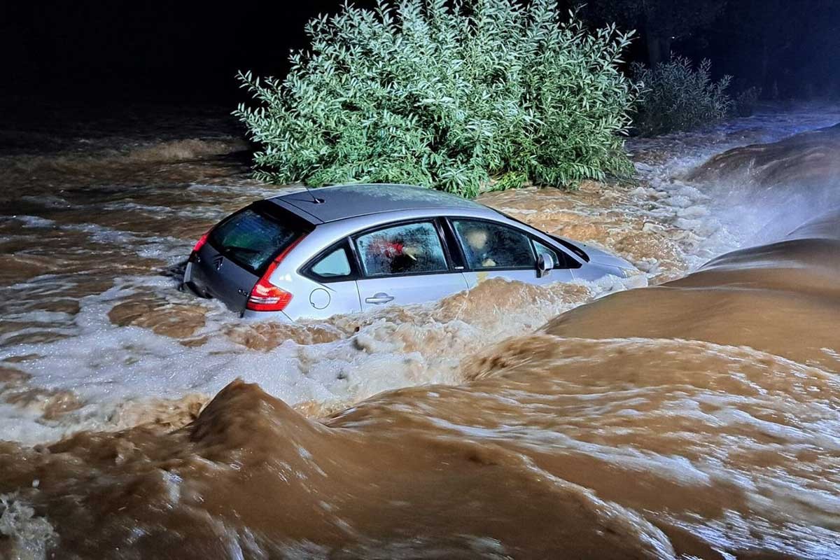 Bujica u Poljskoj odnijela vozilo s roditeljima i djecom (FOTO)