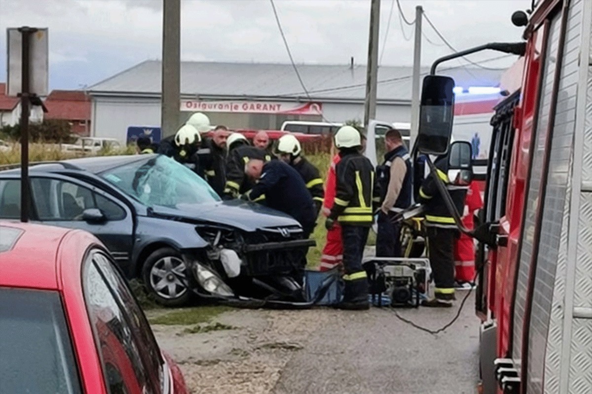 Težak udes kod Bijeljine, automobil se zabio u banderu (FOTO)