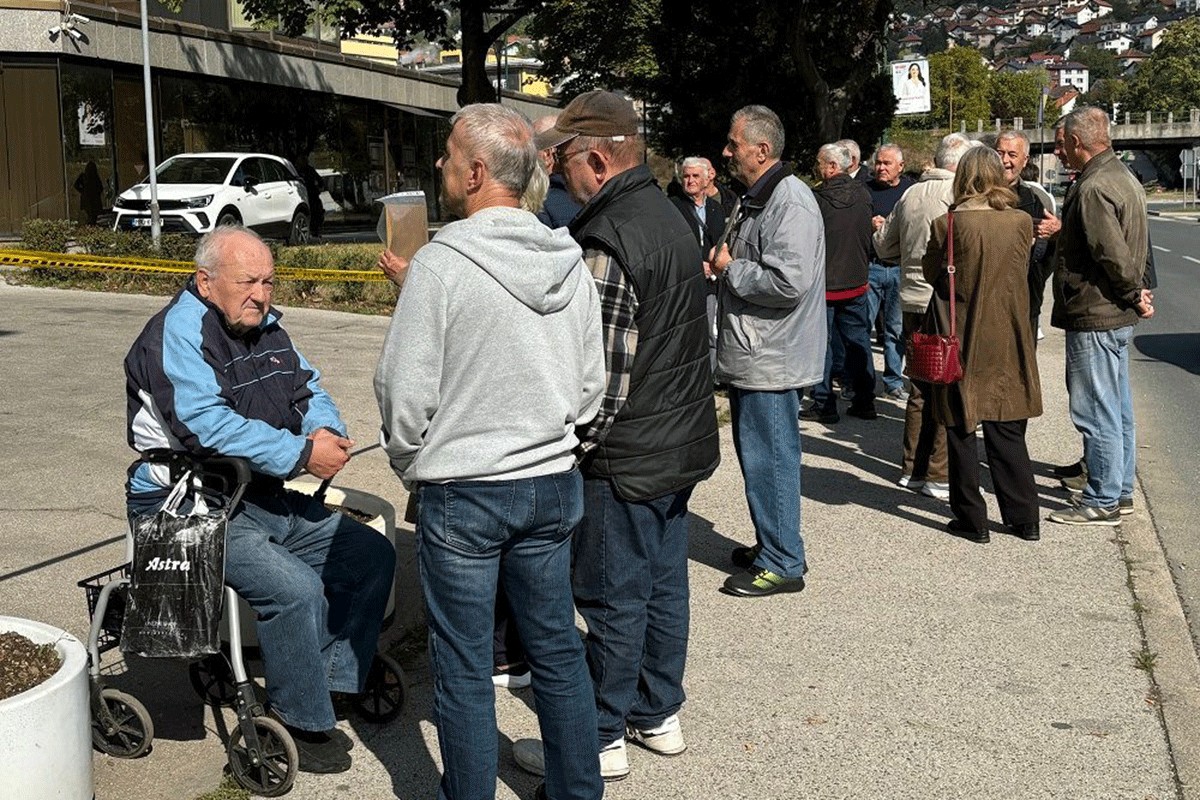 Penzioneri u zgradi Vlade FBiH, poručili da su gladni