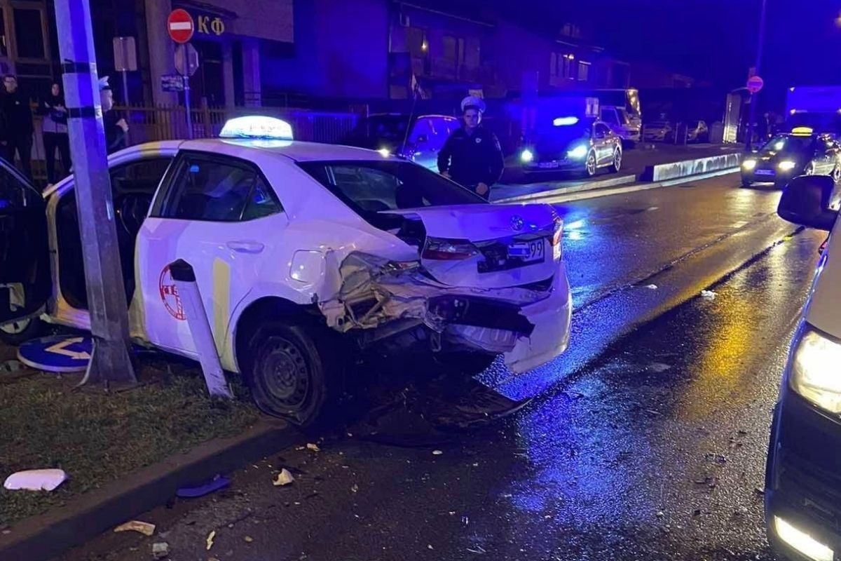 Žestok sudar u Banjaluci, povrijeđen taksista (FOTO)