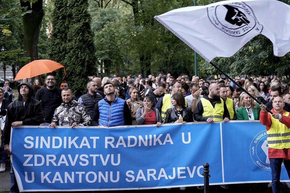 Protesti urodili plodom: Medicinari u KS dobili veće satnice