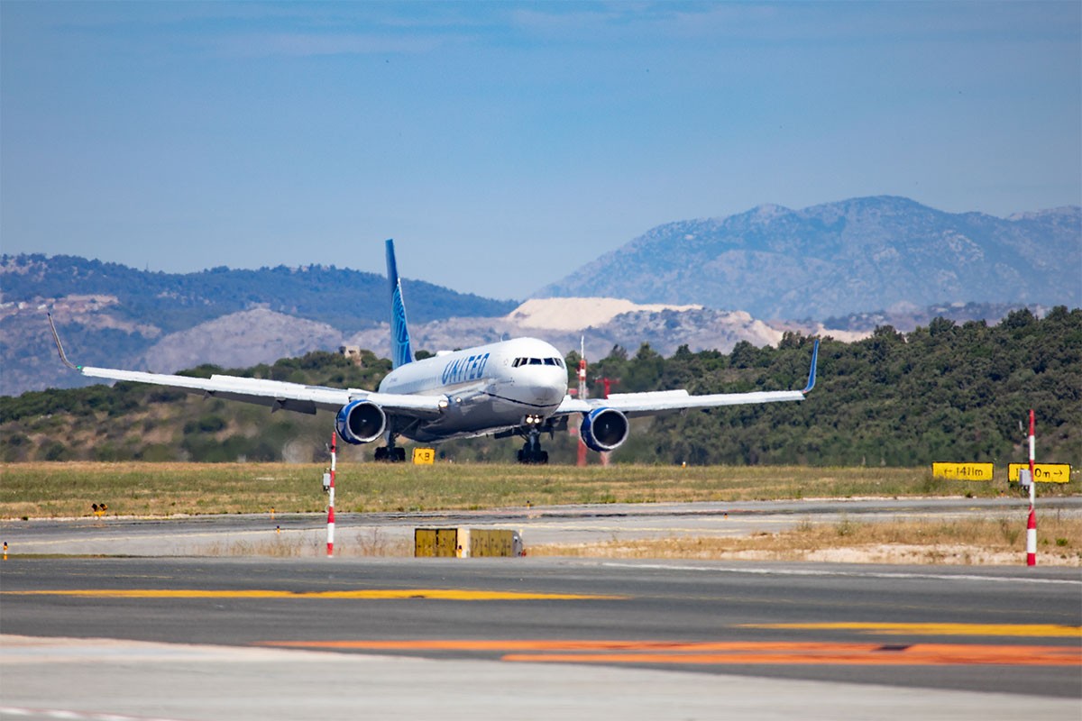 Grom udario u avion, otkazan let iz Dubrovnika u SAD