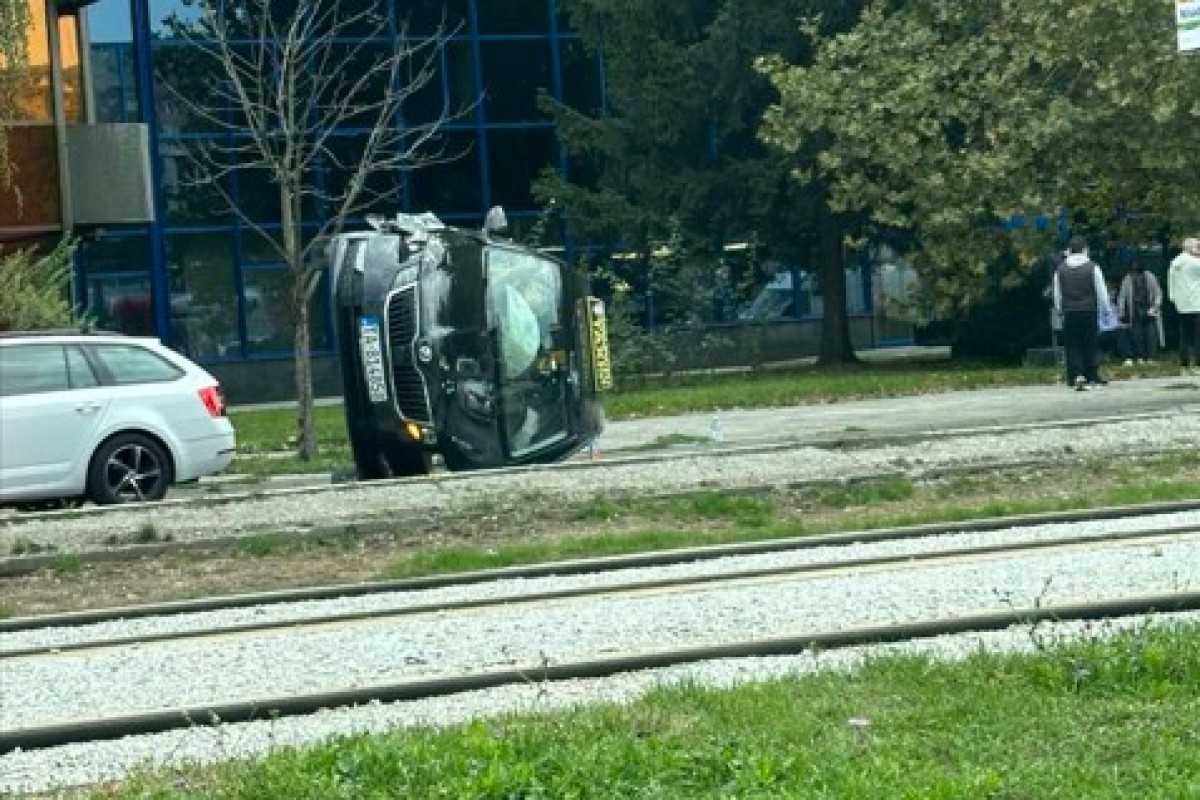 Sudar u Sarajevu: Taksi se prevrnuo