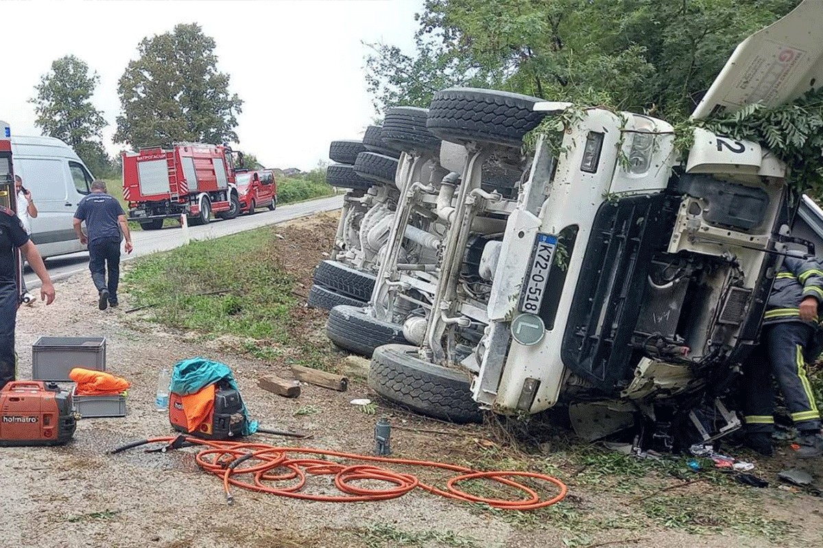 Kamion mikser sletio s puta, vozača izvlačili vatrogasci