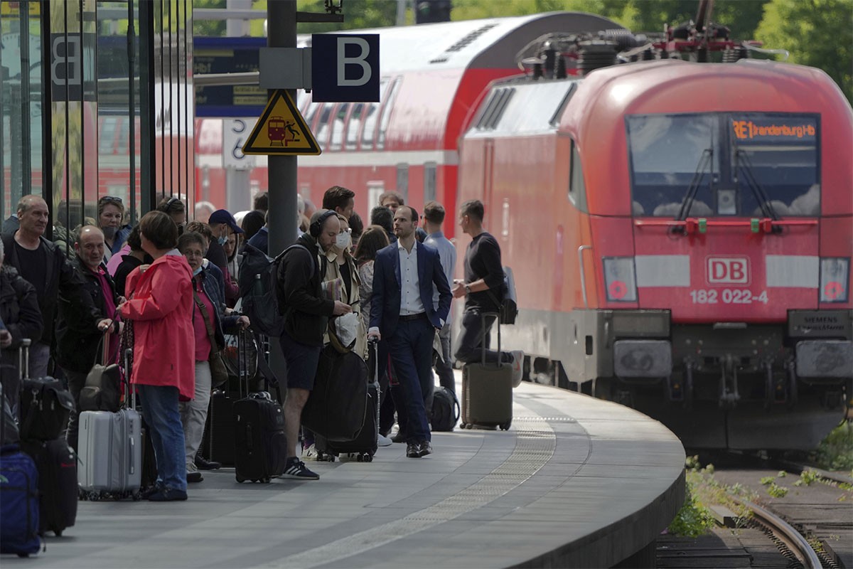 Sudar vozova u Njemačkoj, 13 ljudi povrijeđeno, troje teško