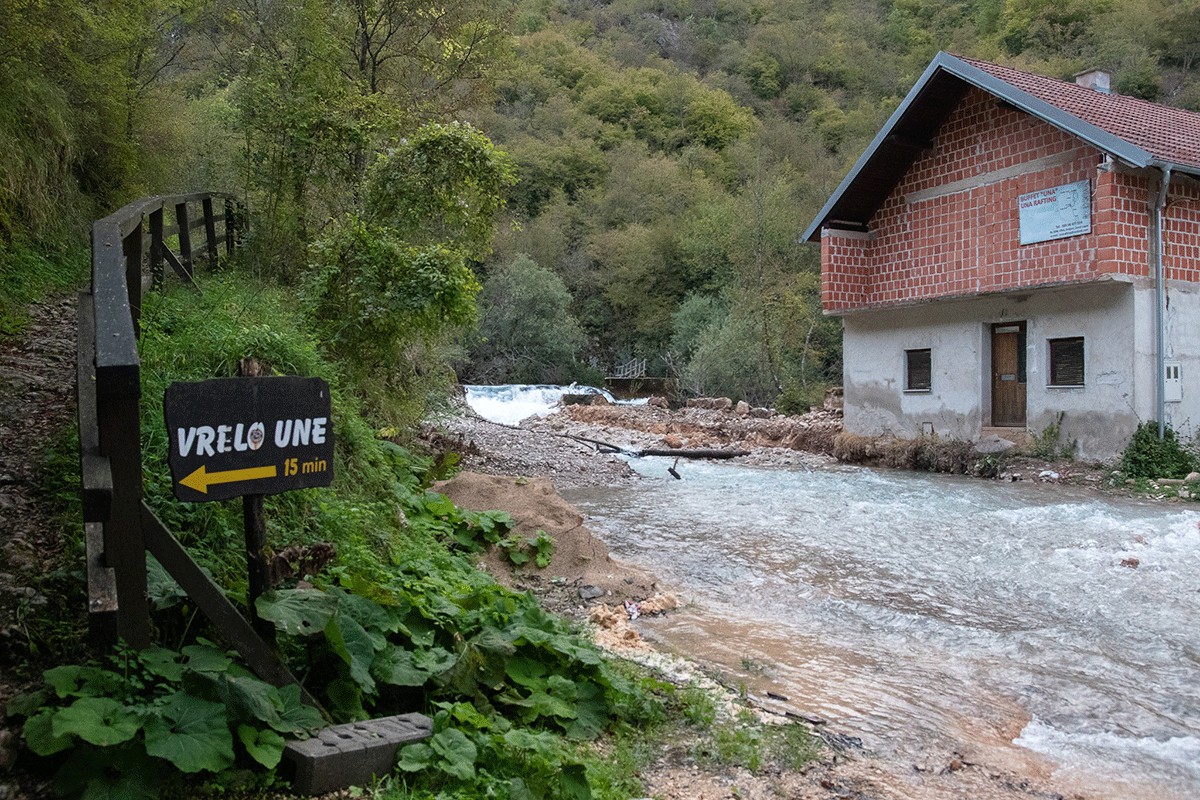 Devastacija na izvoru Une preusmjerila  rijeku, u opasnosti i nasip (FOTO)