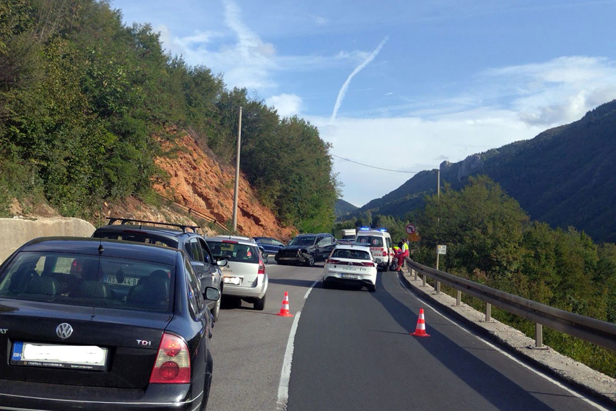 Sudar četiri vozila, obustavljen saobraćaj (FOTO)