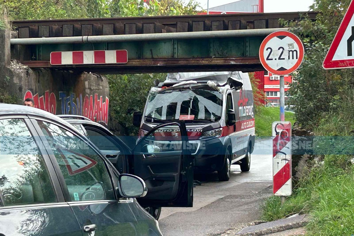 Kombi udario u nadvožnjak u Banjaluci (FOTO, VIDEO)