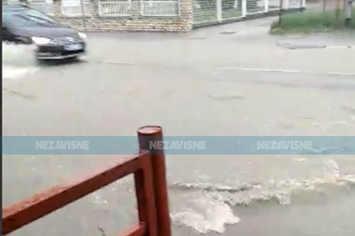 Nevrijeme u Banjaluci: Ulice pod vodom, kolaps u saobraćaju  (VIDEO)